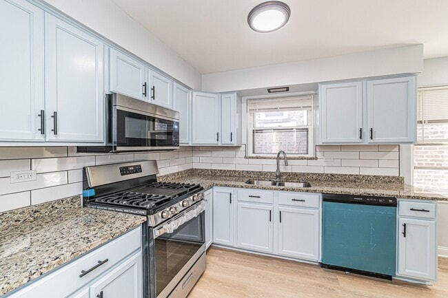 Building Photo - 7530 N Oakley Ave