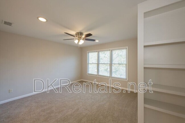 Building Photo - 841 Lakeglen Dr