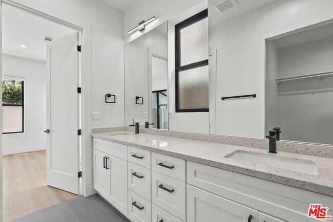 Building Photo - 521 N Martel Ave