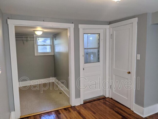 Building Photo - 304 E Hanna Ave