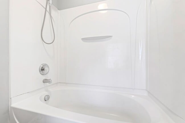 Building Photo - Beautiful 5 Bedroom Home in Dansforth Neig...