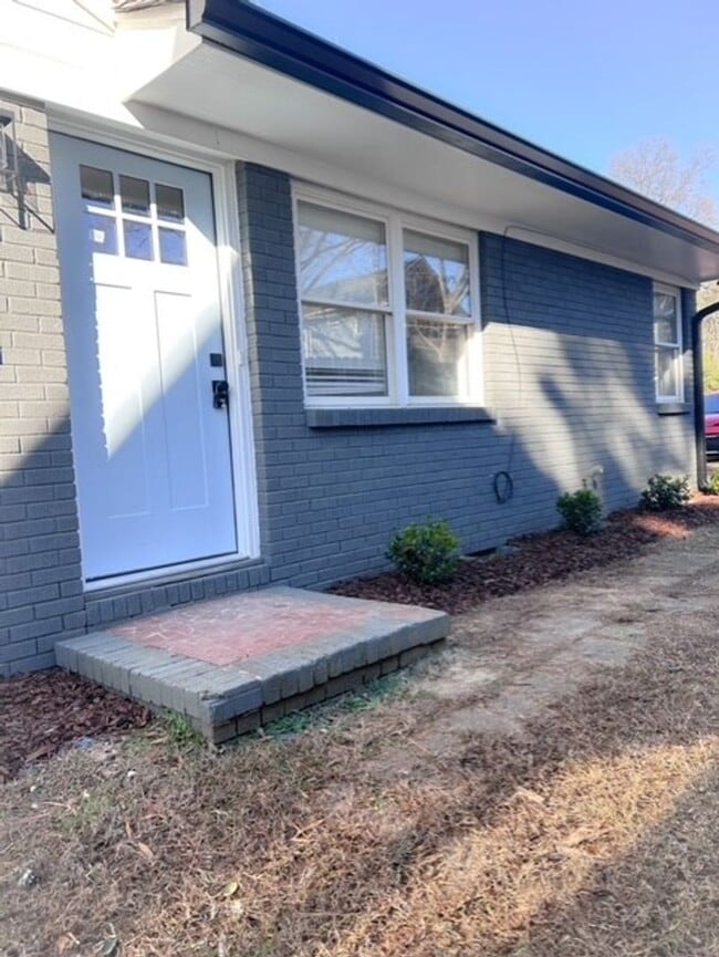 Building Photo - Available Now - Great location for this 2 bedroom