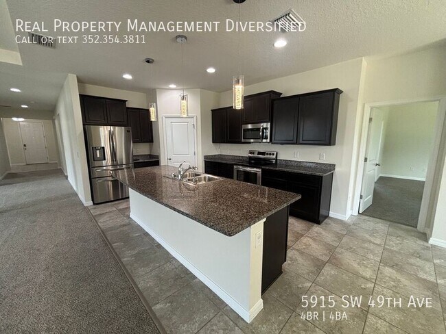 Building Photo - 5915 SW 49th Ave
