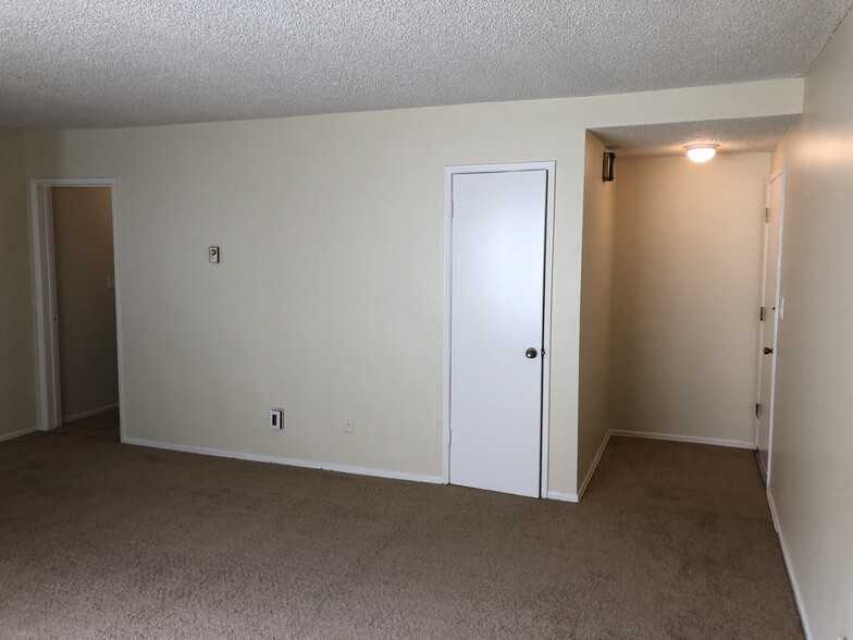 Entry - 548 Short St