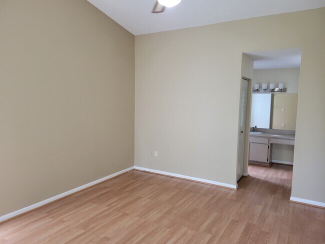 Building Photo - 5881 Chester Ln