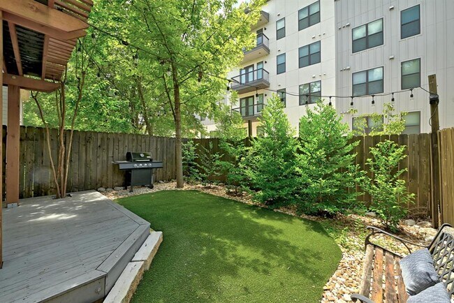 Building Photo - 512 Eberhart Ln