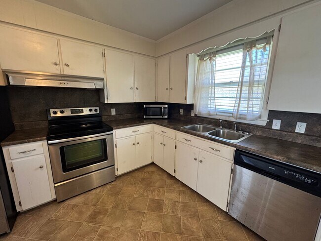 Building Photo - 3 Bedroom Home in Murray