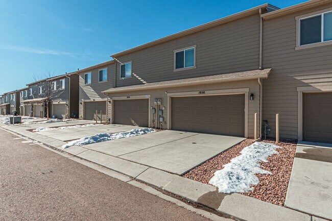 Building Photo - Cozy Fully Furnished  COS Townhome