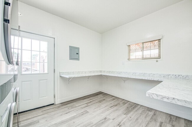 Building Photo - Adorable 3 BR 1 BA Home In A Well Desired Clovis Neighborhood - **SPECIAL-HALF OFF SECOND MONTH R...