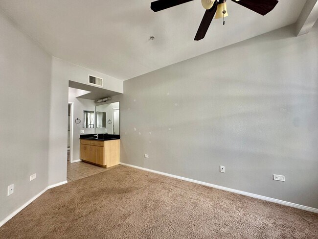 Building Photo - Luxury 2 Bed/2.5 Bath 2 Story Townhouse in...