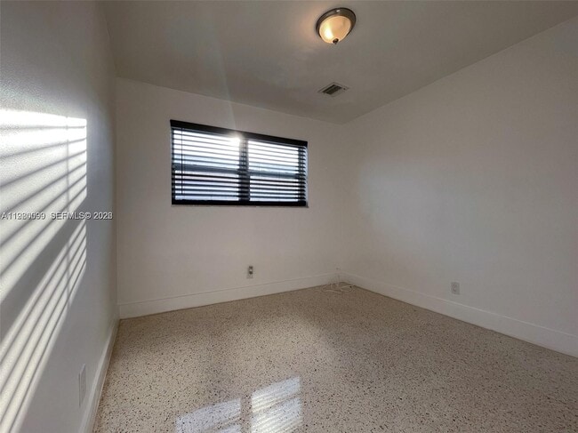 Building Photo - 514 NE 4th Ave