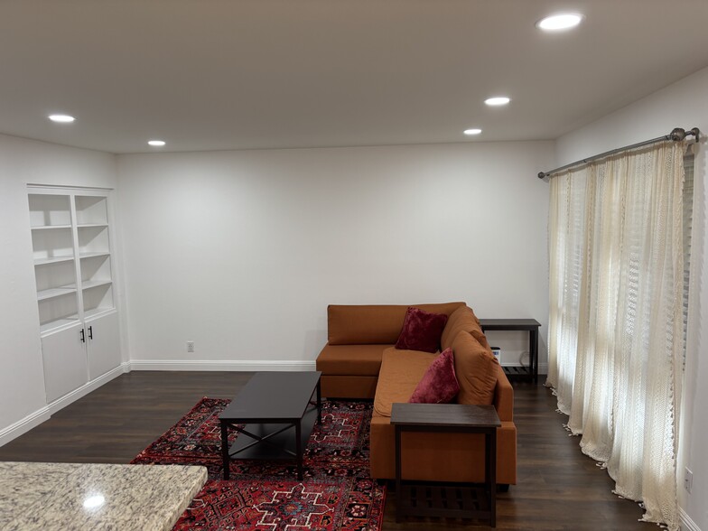Building Photo - 3015 Los Prados St