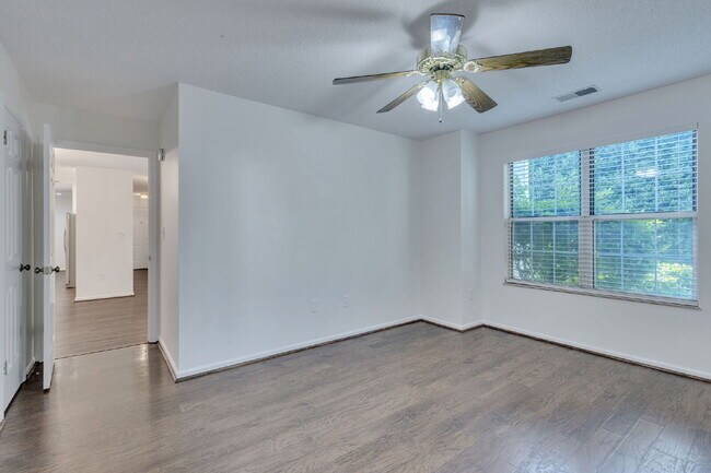 Building Photo - Welcome to Parkview Condos! This beautiful...