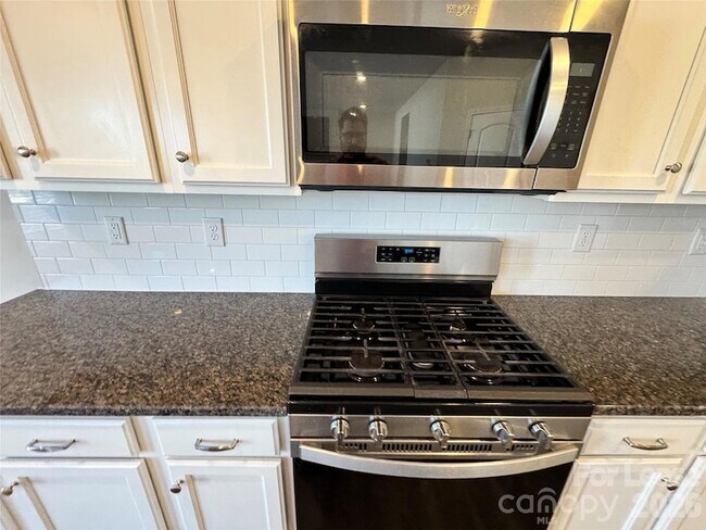 Building Photo - 2011 Weddington Pointe Dr