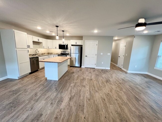 Building Photo - Newly Built 4 Bed/4.5 Bath in Central MHK