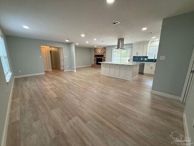 Building Photo - 420 Dolphin St