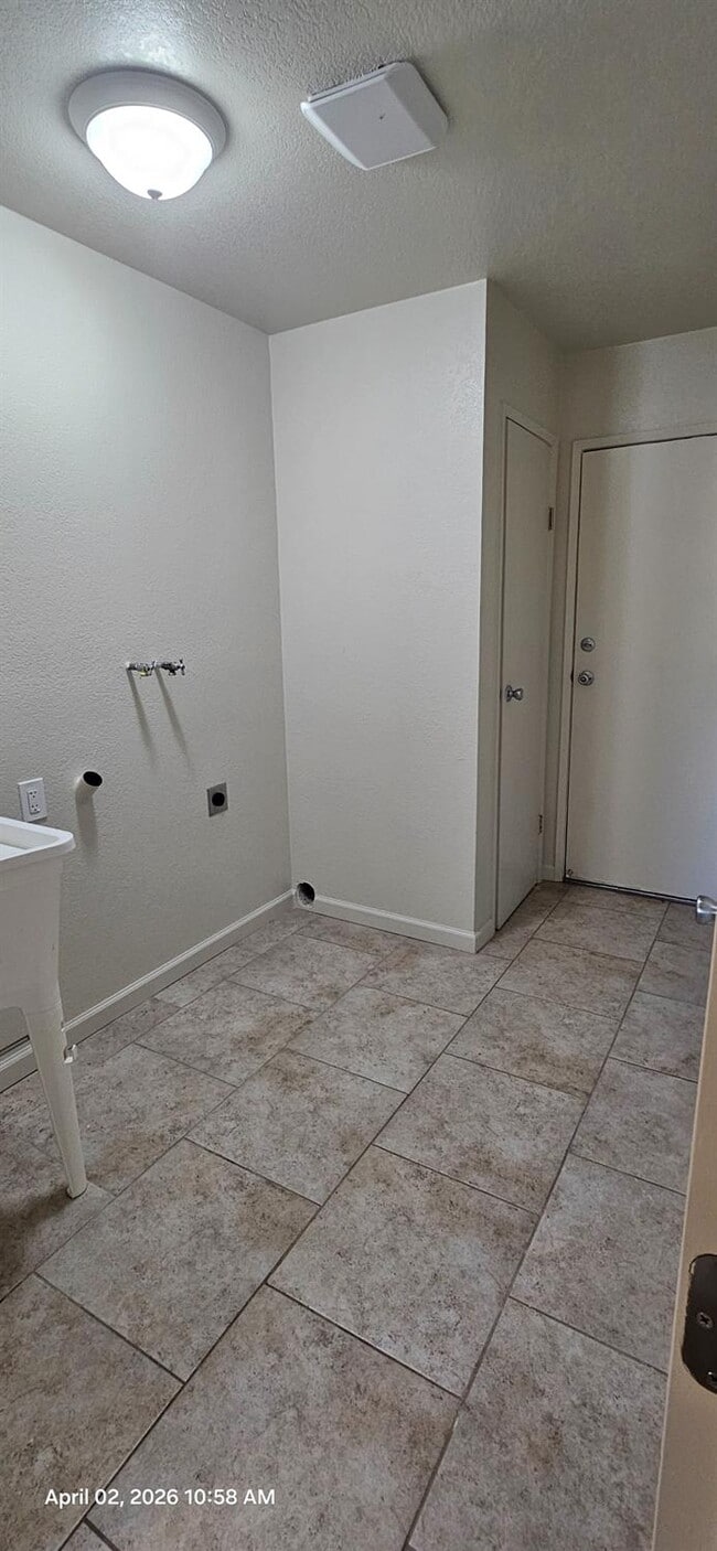 Building Photo - 3069 Thompson Ave