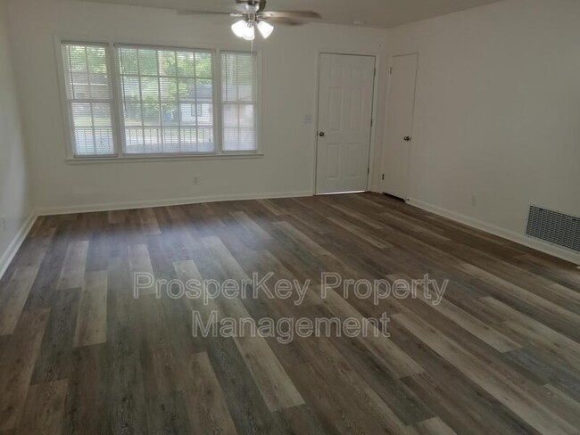 Building Photo - 708 Wright Dr