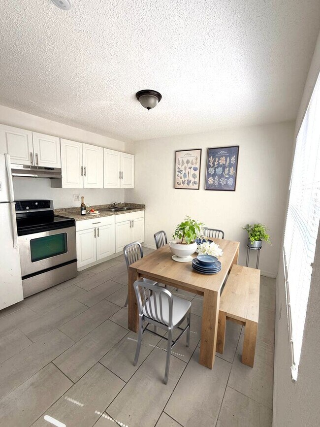 Building Photo - 2nd St