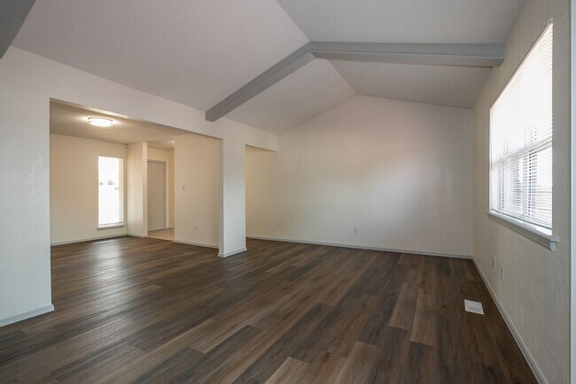 Building Photo - 3 Bed | 2 Bath Duplex in Central Tulsa!