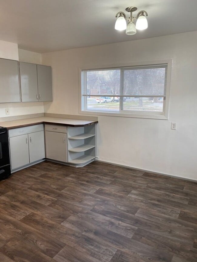 Building Photo - 826 3rd Ave S