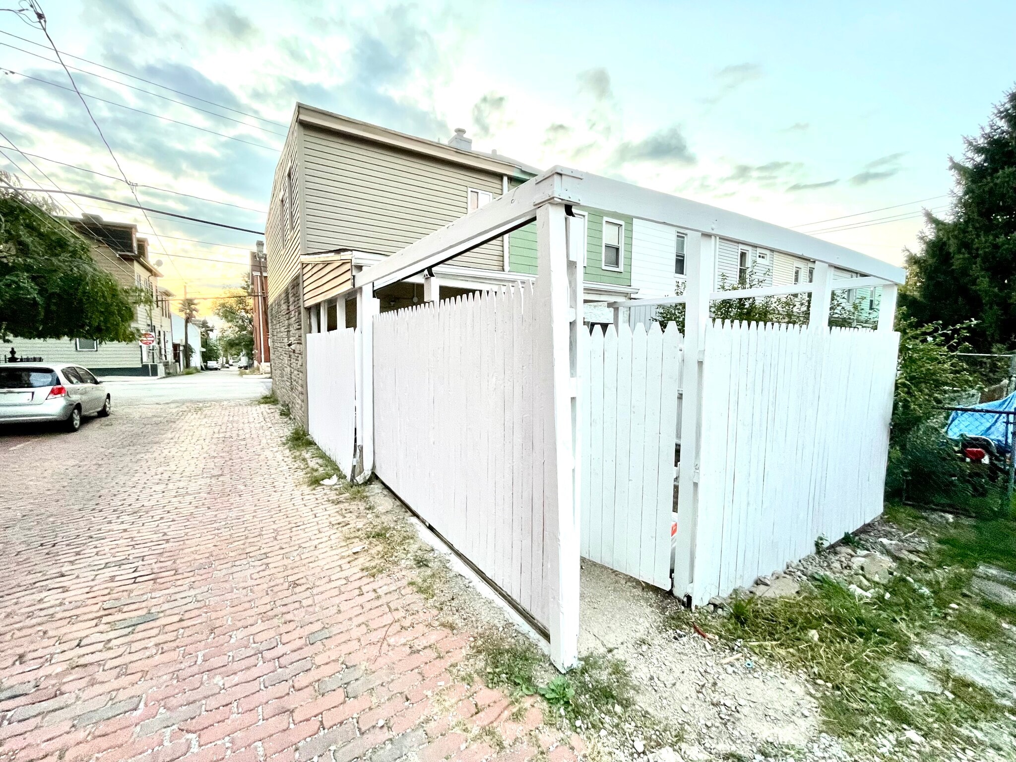Building Photo - 413 40th St