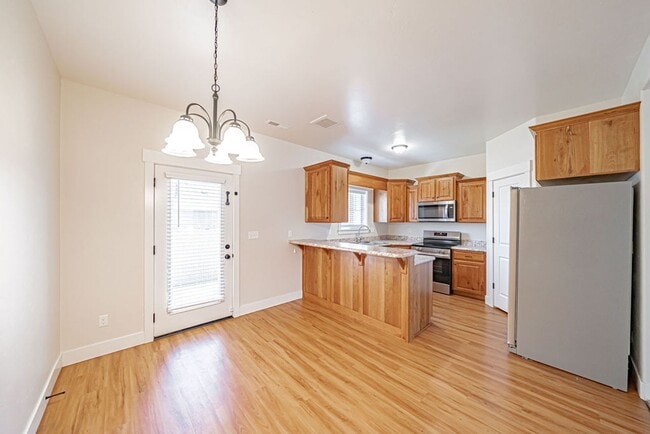 Building Photo - 3 bed 1.5 bath Townhome