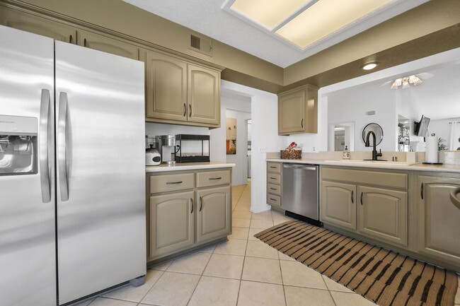 Building Photo - 699 Vista Lago Cir N