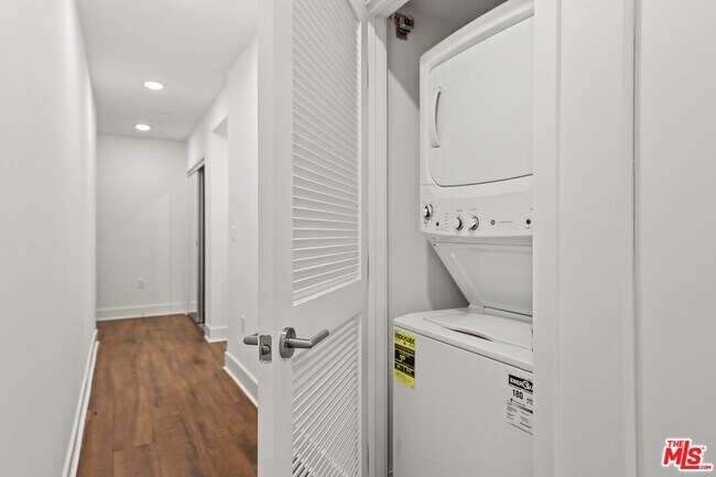 Building Photo - 1223 Wellesley Ave