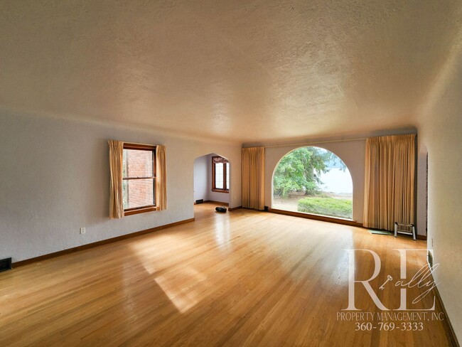 Building Photo - Waterfront Tudor | Private, Vintage Charm with Casita