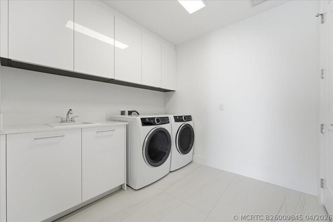 Building Photo - 151 N Seabreeze Blvd