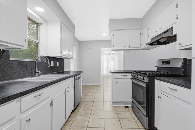 Building Photo - 1014 Robinson St