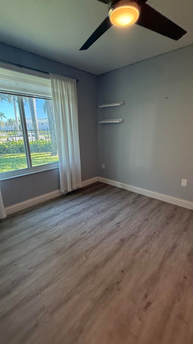 Building Photo - 208 Villa Cir