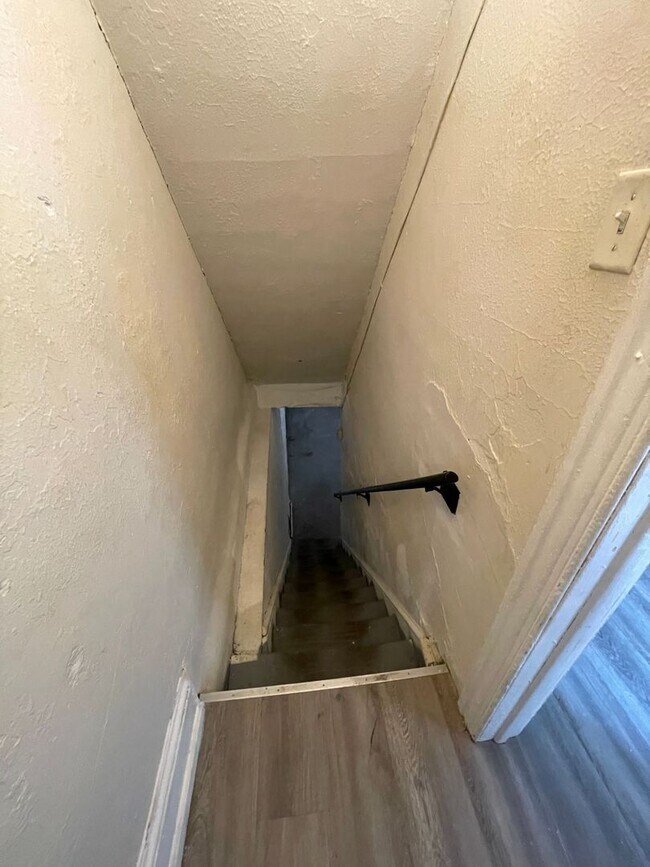 Building Photo - 4 Bedroom 1.5 Bath, Renovated House in Pot...