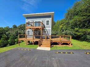 Building Photo - 104 Perennial Gardens