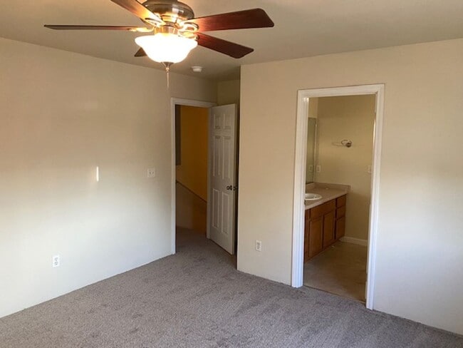 Building Photo - COMING SOON -  3 BEDROOM TOWNHOME W/ GARAGE