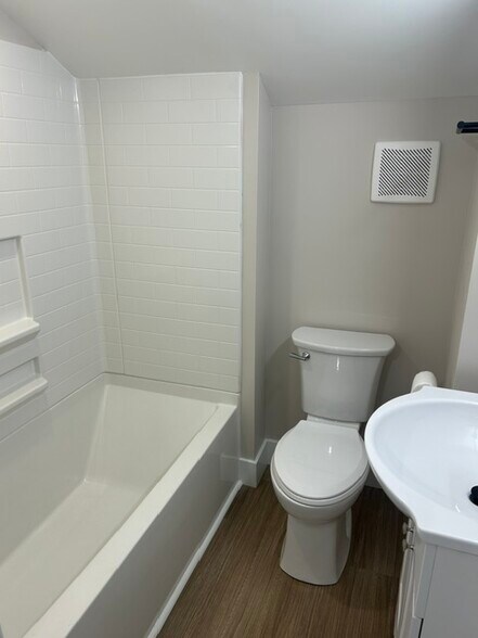 bathroom - 71 Dreamland Park Dr