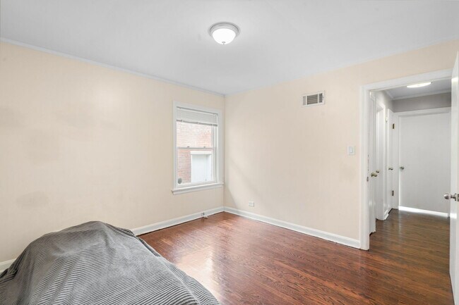 Building Photo - 4914 Lunt Ave