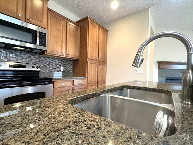 Building Photo - 6218 Shadyview Ln N