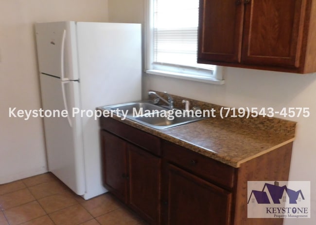 Building Photo - Centrally Located - 3 Bedroom/1.5 Bath Hou...