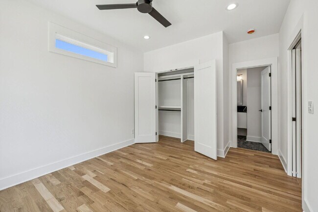 Building Photo - "Spacious 4-Bed, 4-Bath Gem in Nashville -...