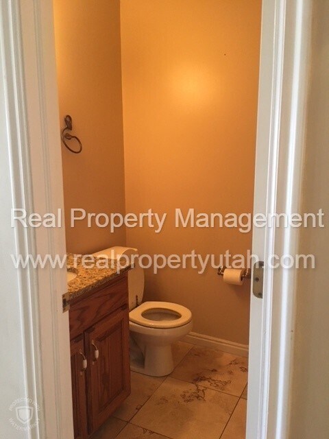 Building Photo - 5 Bedroom Home Centrally Located In Fruit ...
