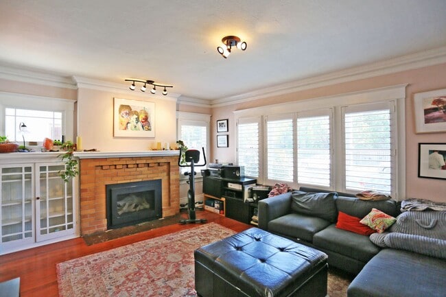 Building Photo - OPEN HOUSE: Sunday (6/1) from 3:00pm to 4:...