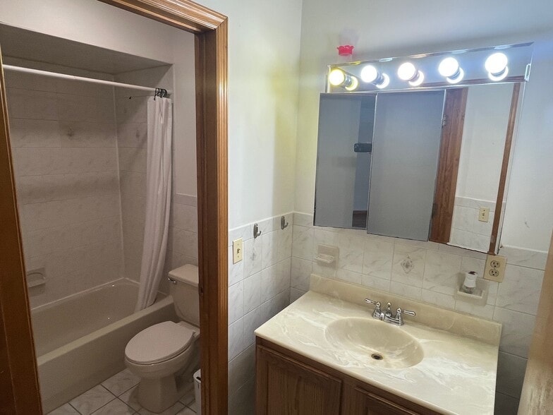 Building Photo - 64 Rome St