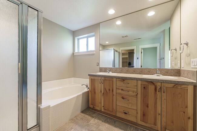 Building Photo - Cul-de-Sac Living at Its Best – Updated 3BR with Garage & A/C!