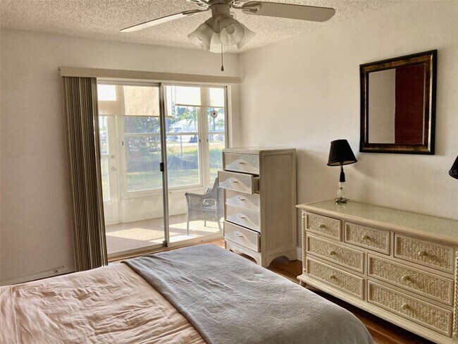 Building Photo - 304 47th Ave Dr W