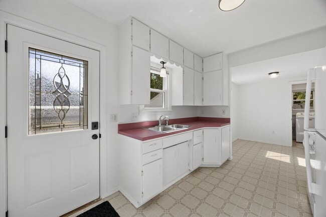 Building Photo - Well Cared for Single Family Home in Conve...