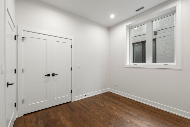 Building Photo - 420 E 50th Pl