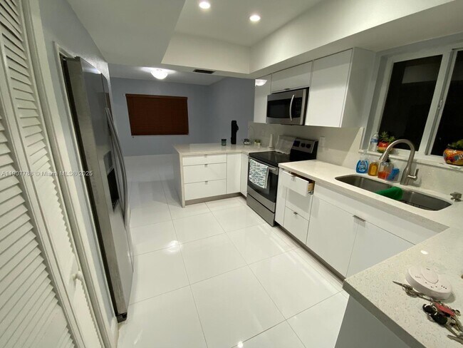 Building Photo - 10934 SW 146th Ave