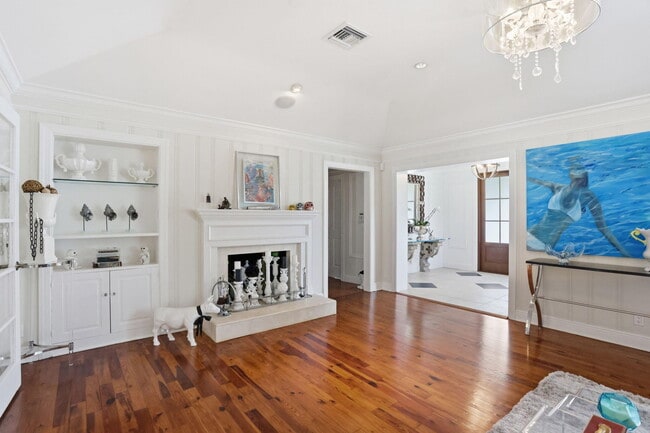 Building Photo - 309 NE 8th Ave